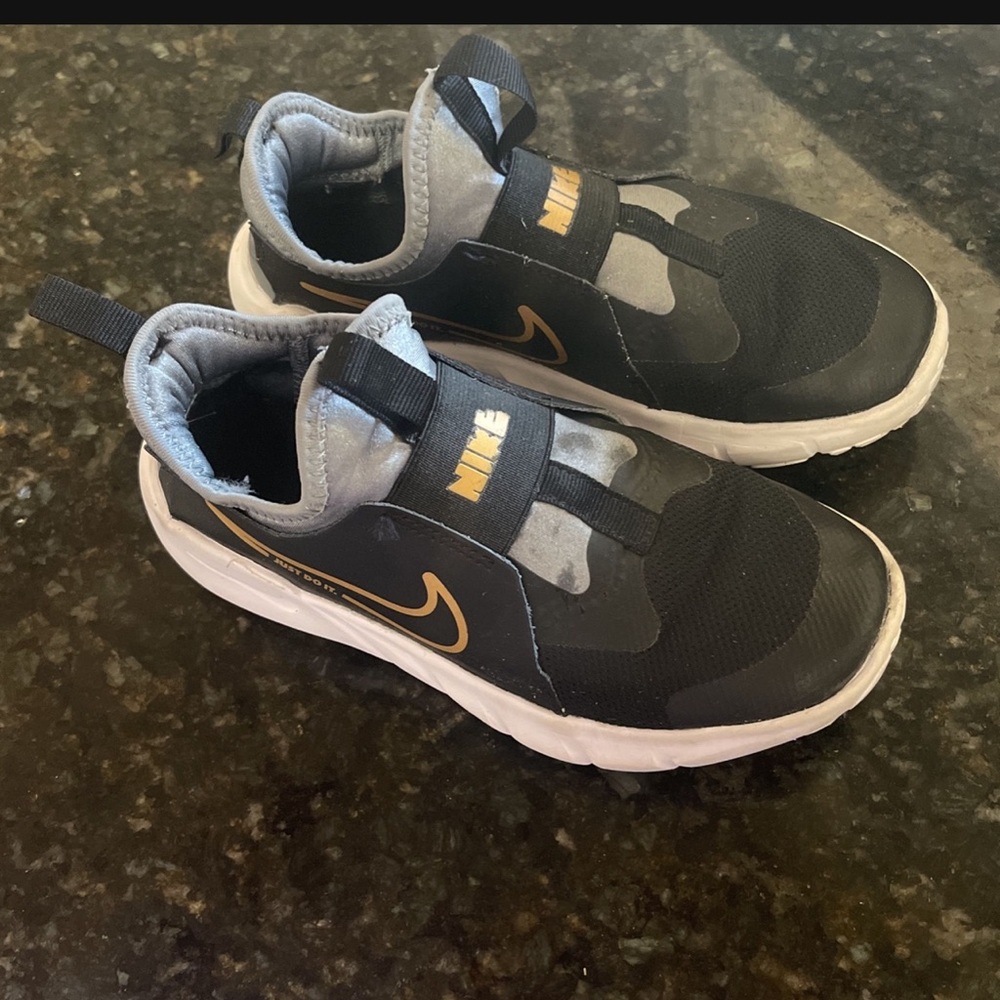 Nike big boys tennis shoes
